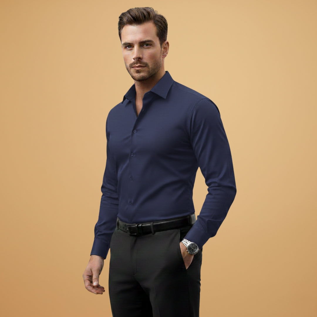Tommy Men’s slim fit shirt with pointed collar and button closure