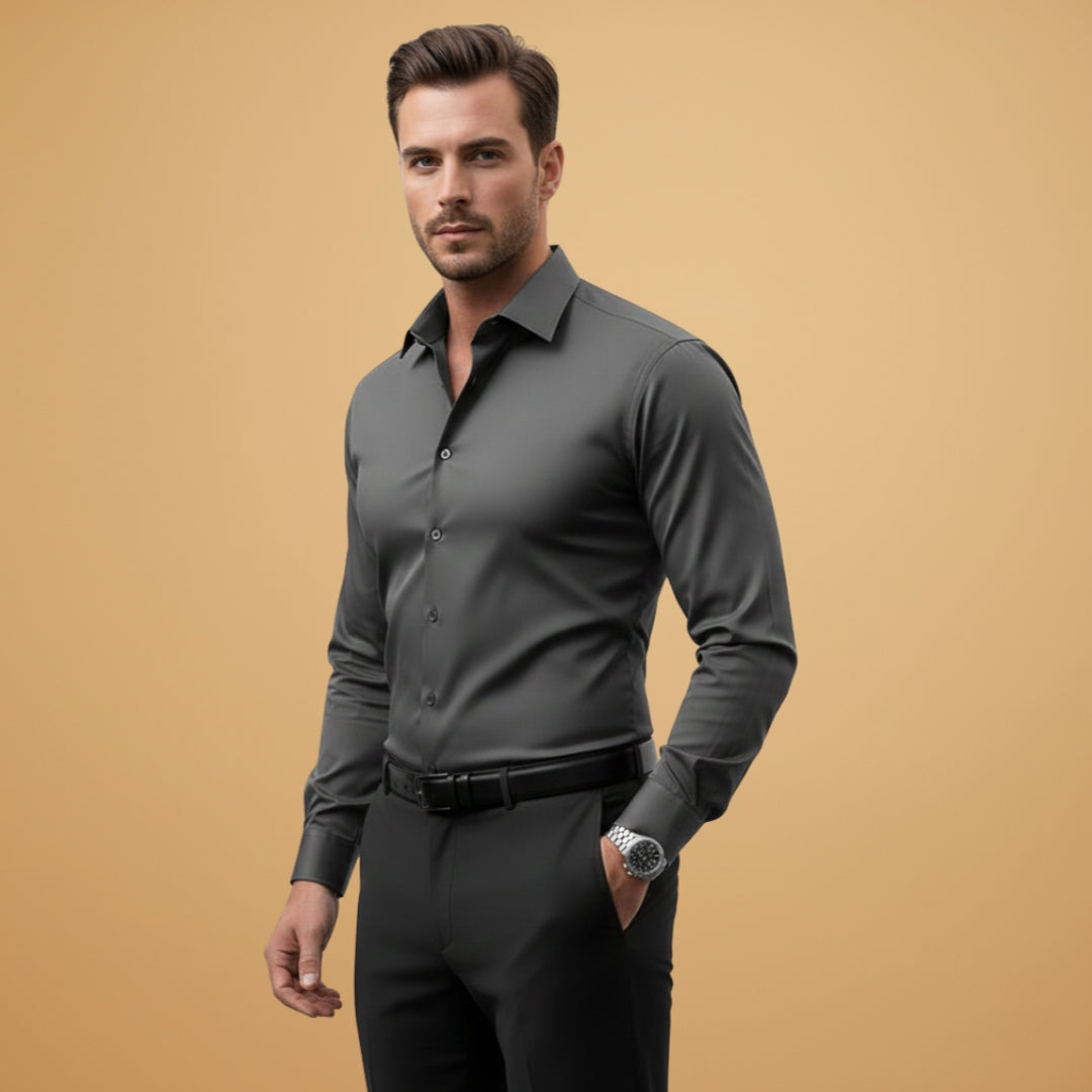 Tommy Men’s slim fit shirt with pointed collar and button closure