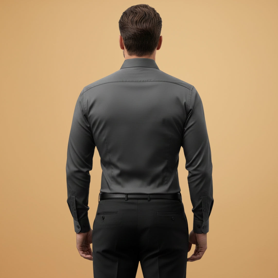 Tommy Men’s slim fit shirt with pointed collar and button closure
