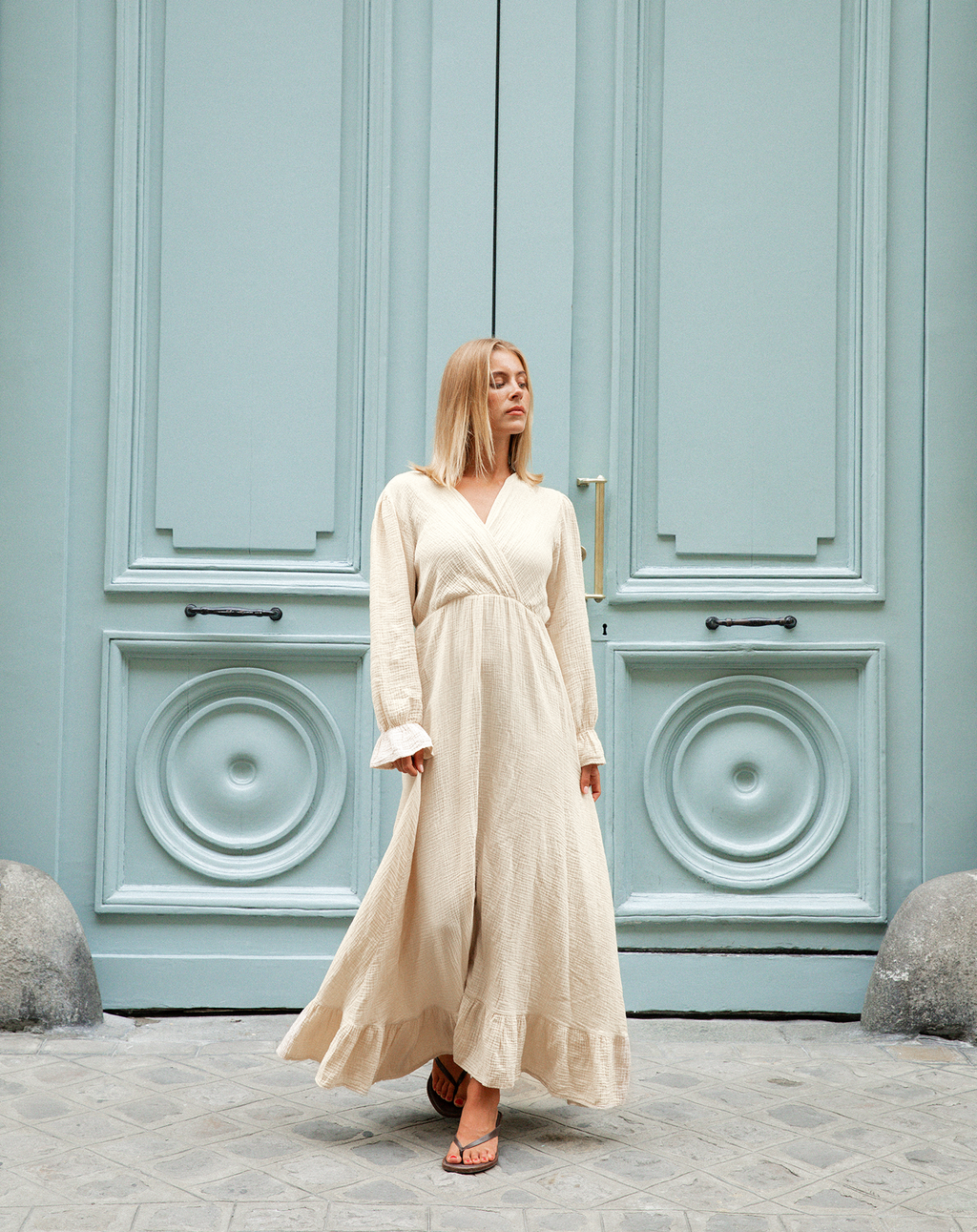 MOUSSELINE MAXI RUFFLE DRESS ZAND
